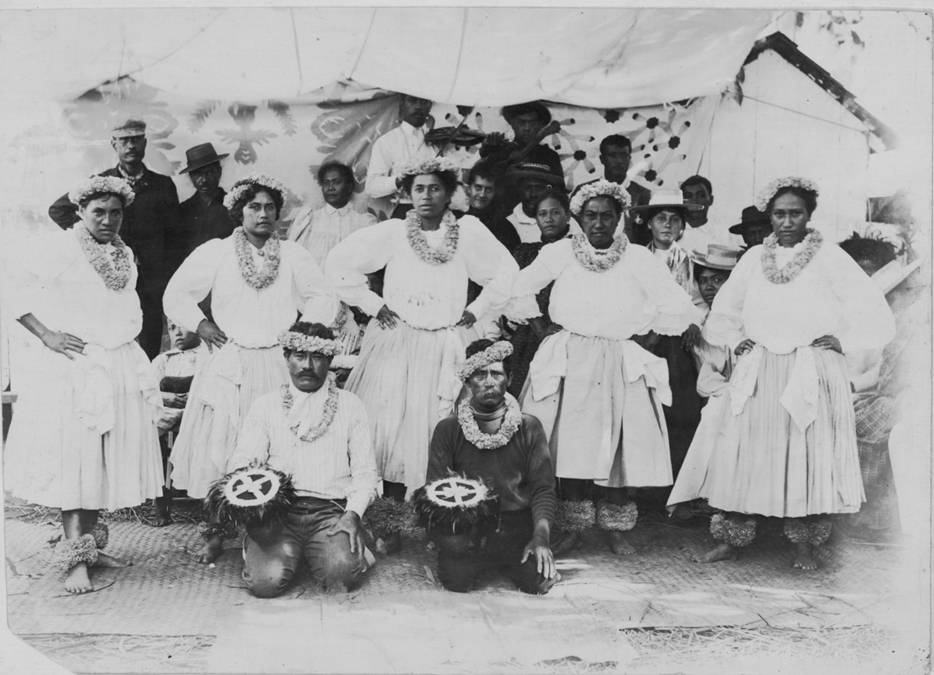 ハワイ王国時代の伝統衣装をまとった女性たちがフラを披露する歴史的な写真